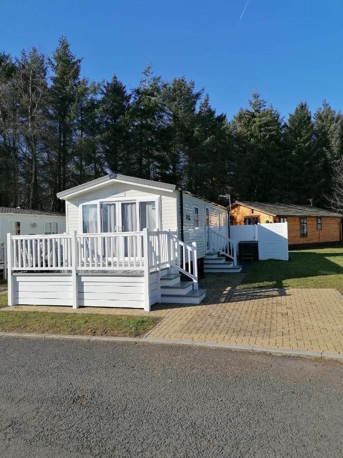 The Kalos Retreat - Hot Tub Lodge With Free 18 Hole Golf Course Swarland Exterior foto