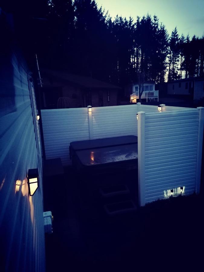 The Kalos Retreat - Hot Tub Lodge With Free 18 Hole Golf Course Swarland Exterior foto